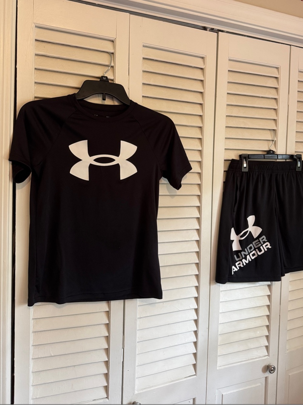 Under Armour Black Tee and Shorts with White Logo  YOUTH MEDIUM Athletic